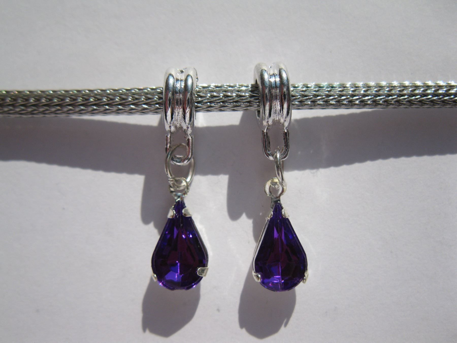 Pendentifs: 2 Anhänger, Dangle Tropfen violett versilbert – Neuf avec emballage d'origine à St. Margarethen TG par LuanaKa