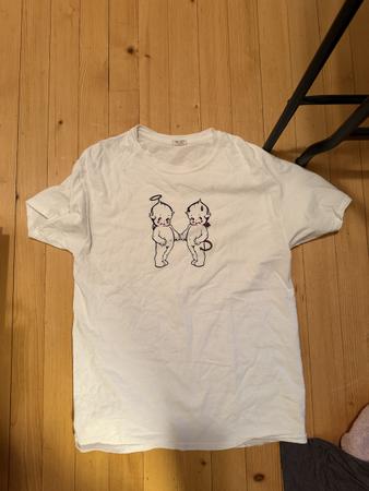 Brandy Melville, Weisses T-Shirt mit Engel & Teufel Motiv