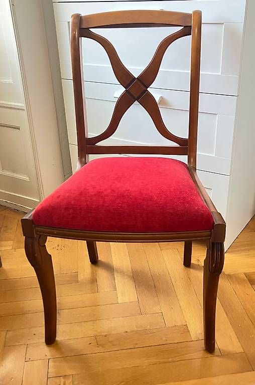 Stühle: Chaise bois et velours rouge – Gebraucht aus Genève von Capt3