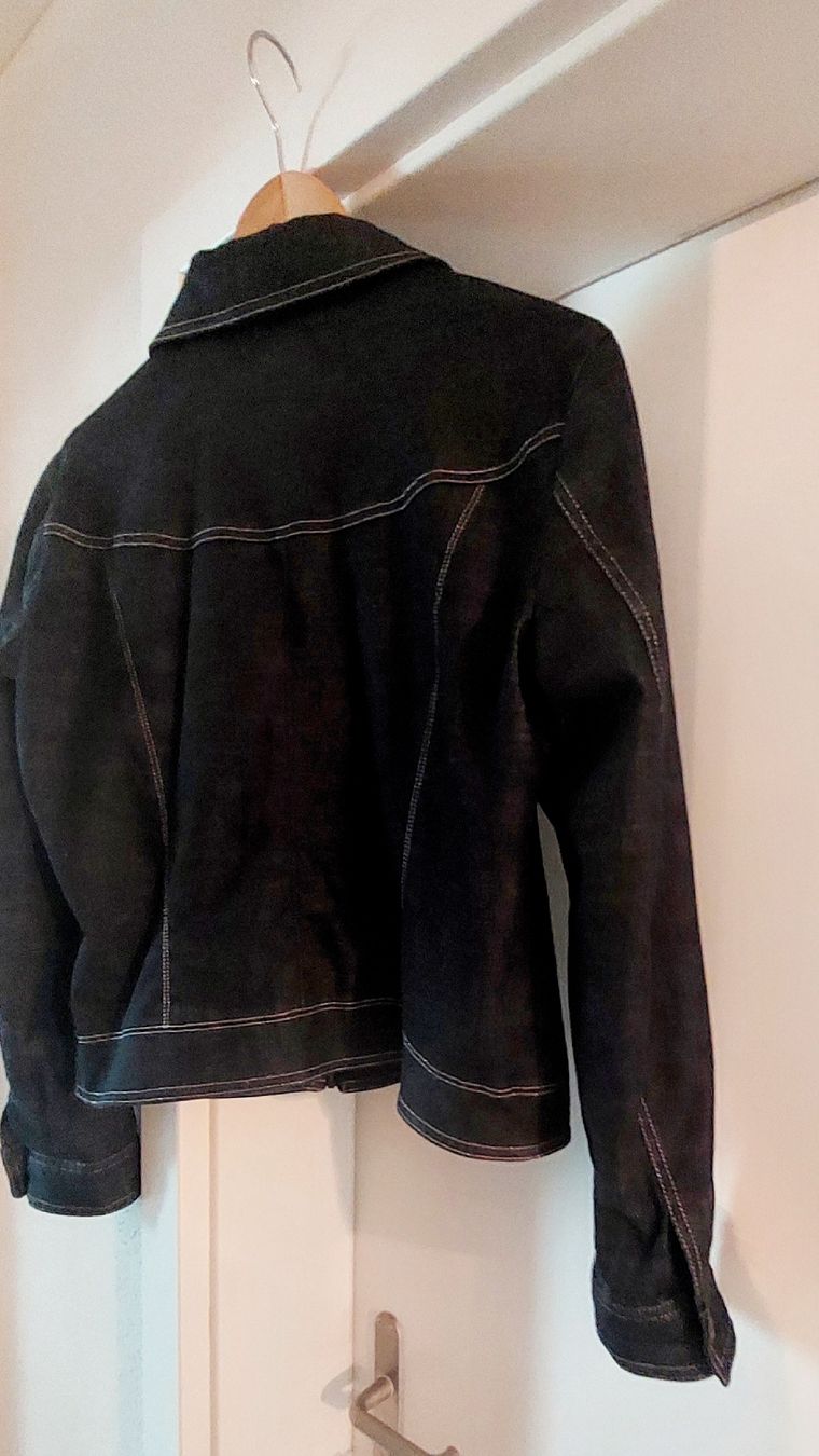 H&M Jacken: Schwarze Jacke im Jeansstil – Gebraucht aus Safenwil von fra_t5c9 2