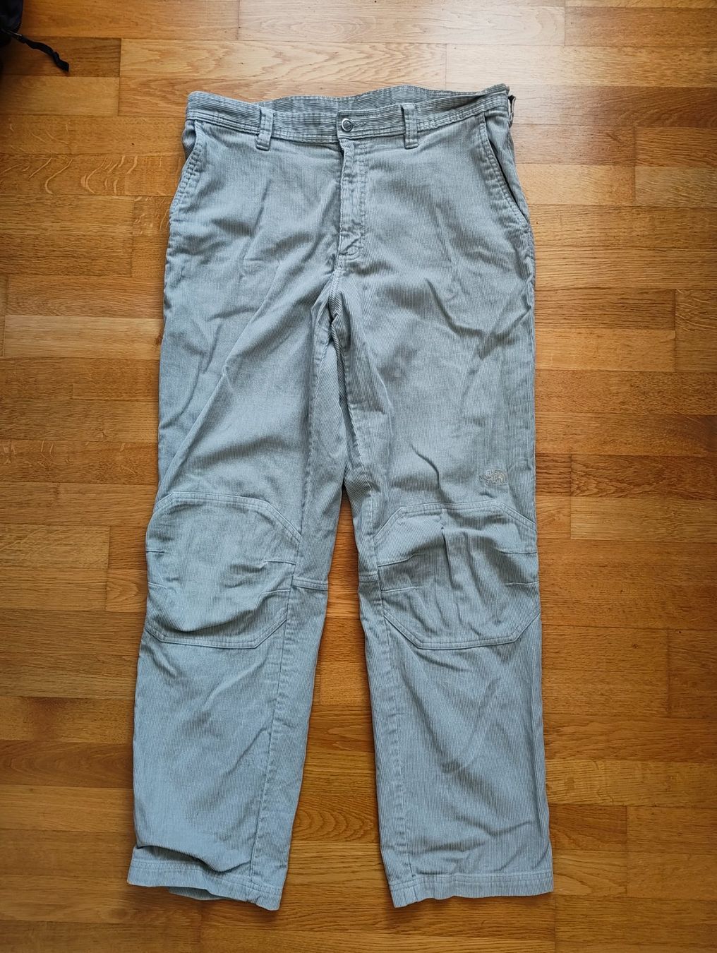 North Face Pantaloni: The North Face Corduroy Pants – Usato da Muri b. Bern venduto da SauceBernoise