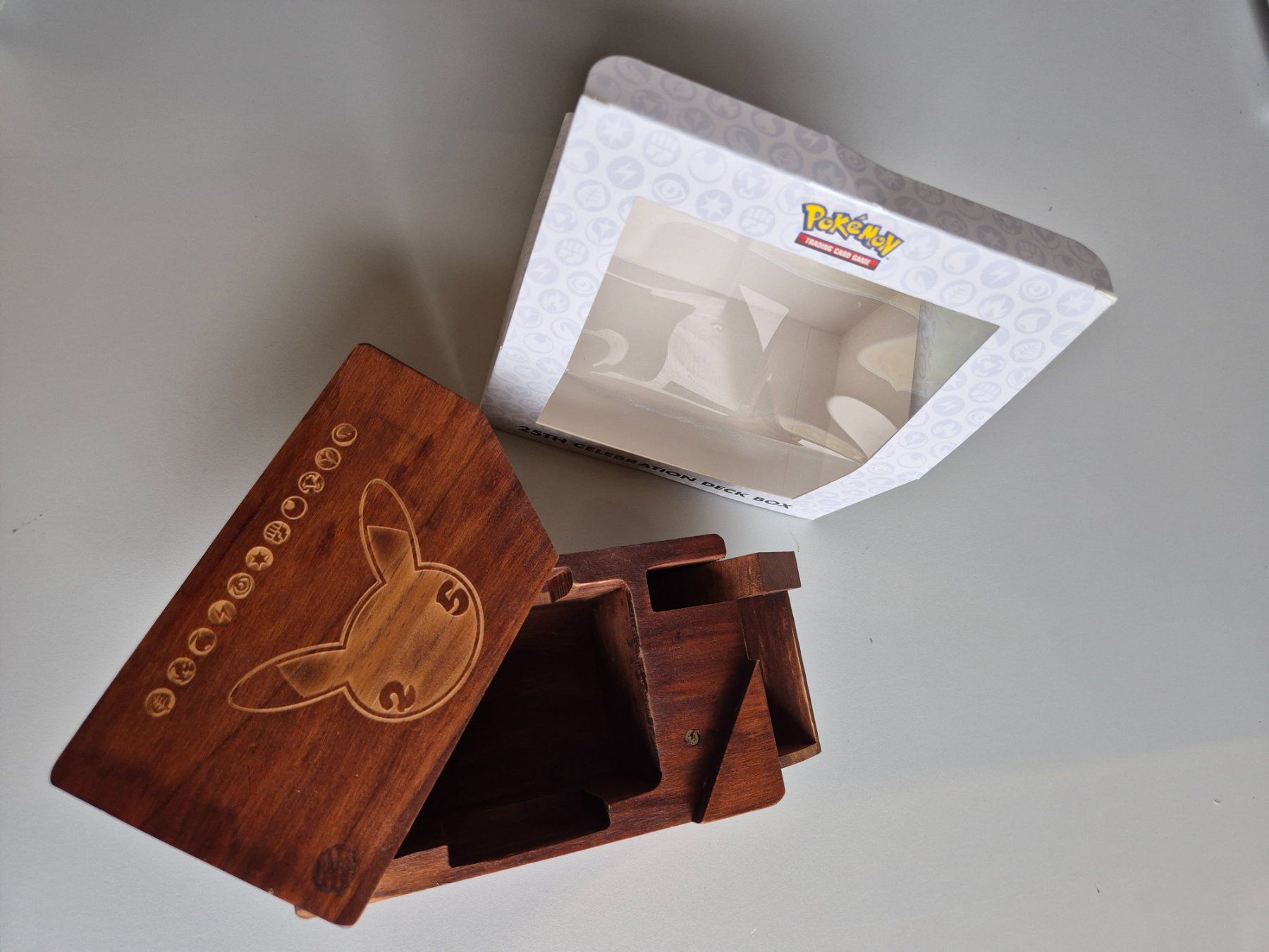 Pokémon Sammelbilder & Trading cards: Pokemon 25th Celebration Deck Box Holz – Neu und originalverpackt aus Oberburg von SkySpell 2