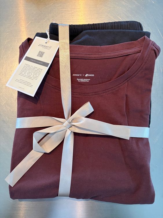 Swiss First Class Amenity Kit + Zimmerli Pyjama - Neu (Neu (gemäss ...
