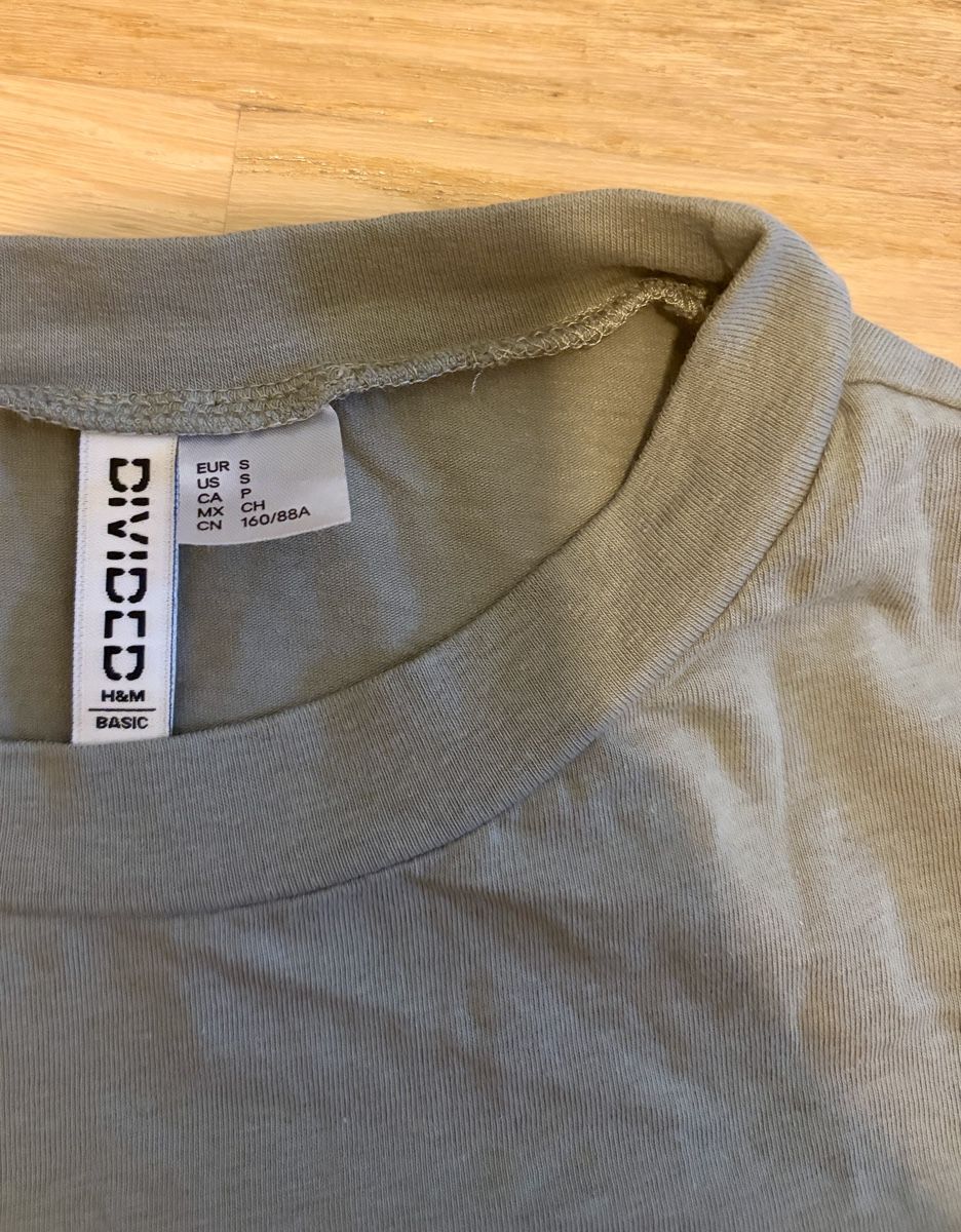 H&M T-shirt: Crop Top by H&M – Usato da Zürich venduto da stemiche 1
