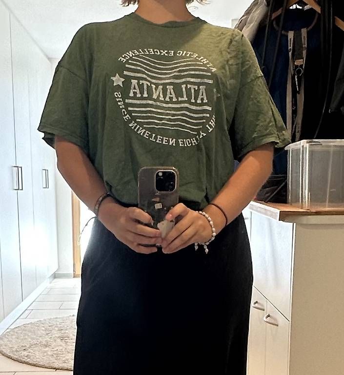 T-shirt: Grünes Oversize T-shirt  – Usato da Kehrsatz venduto da aik_w2jm