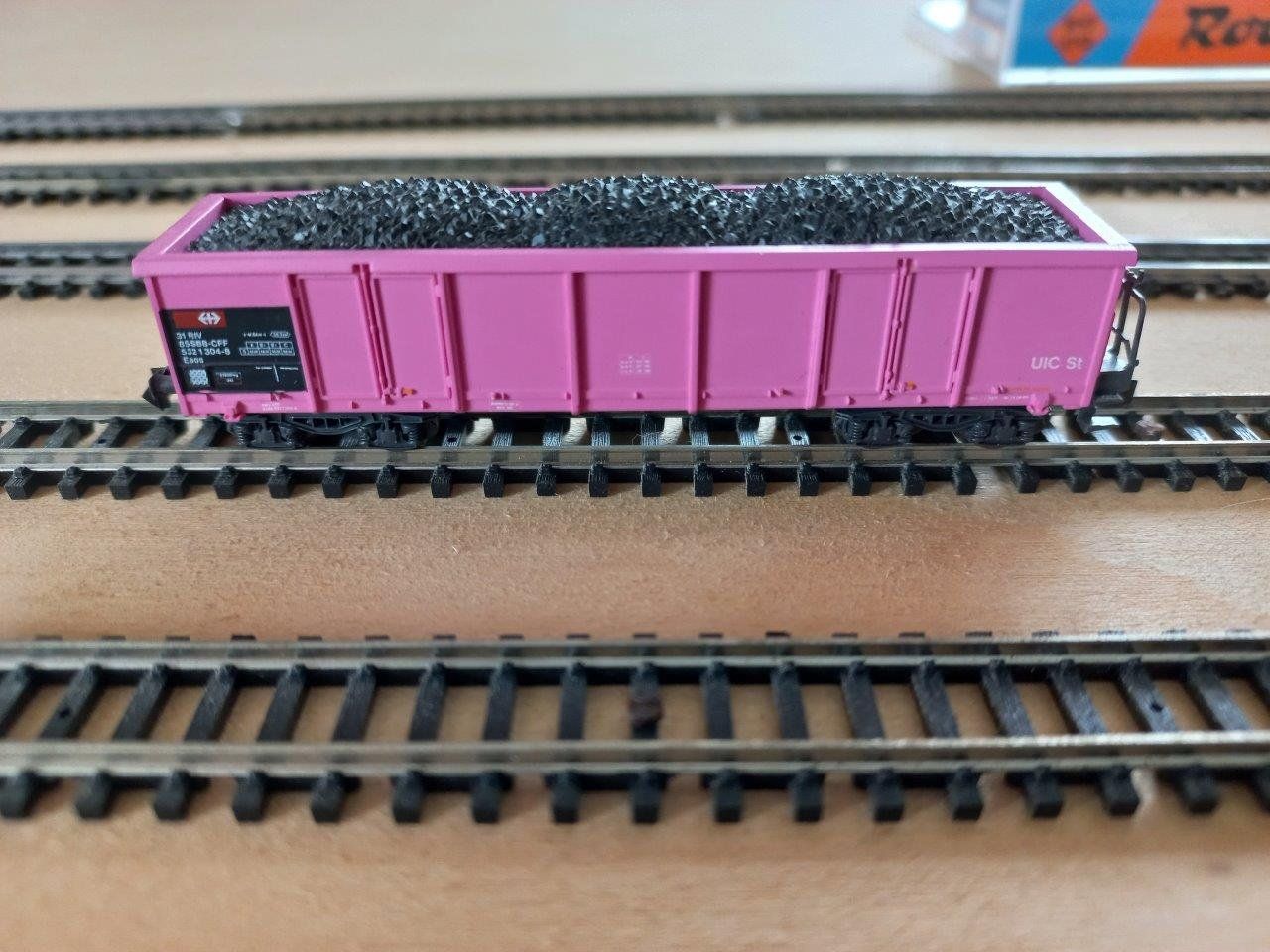 Roco Modelleisenbahnen: Roco Spur N Güterwagen   Eaos pink   intern 1 – Gebraucht aus Pfäffikon / ZH von Pefkadett 7