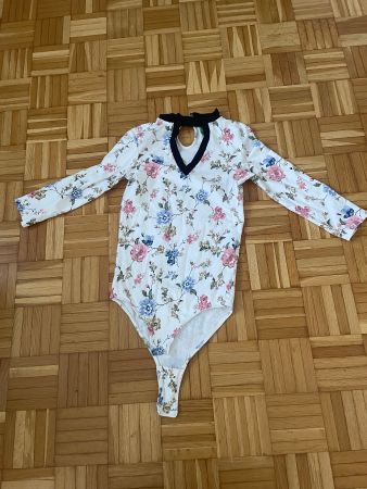 Schöner Benetzon Body mit Blumenmuster Grösse XS/S