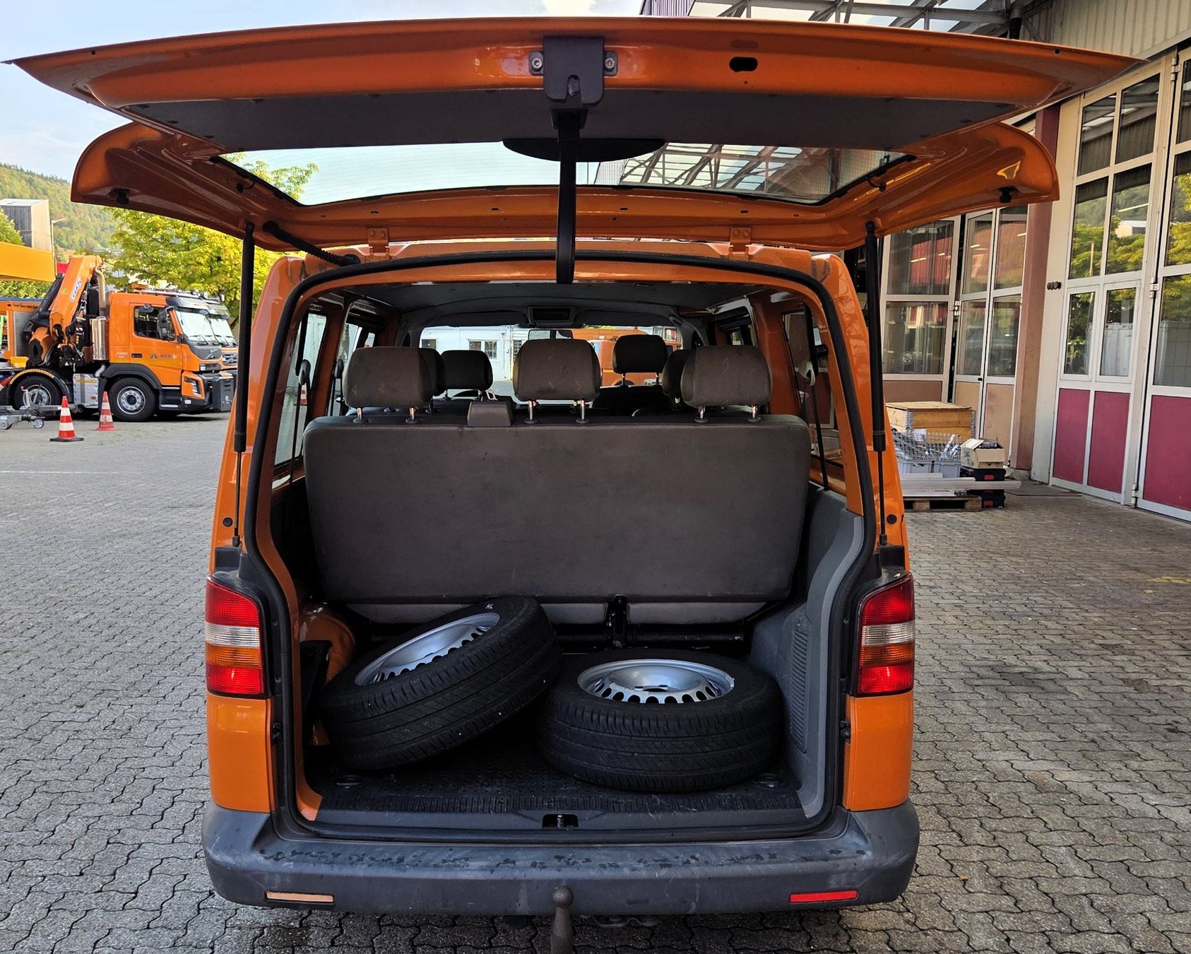 VW Veicoli commerciali: VW T5 Kombi TDI – Usato da Sissach venduto da ein_xz27 4