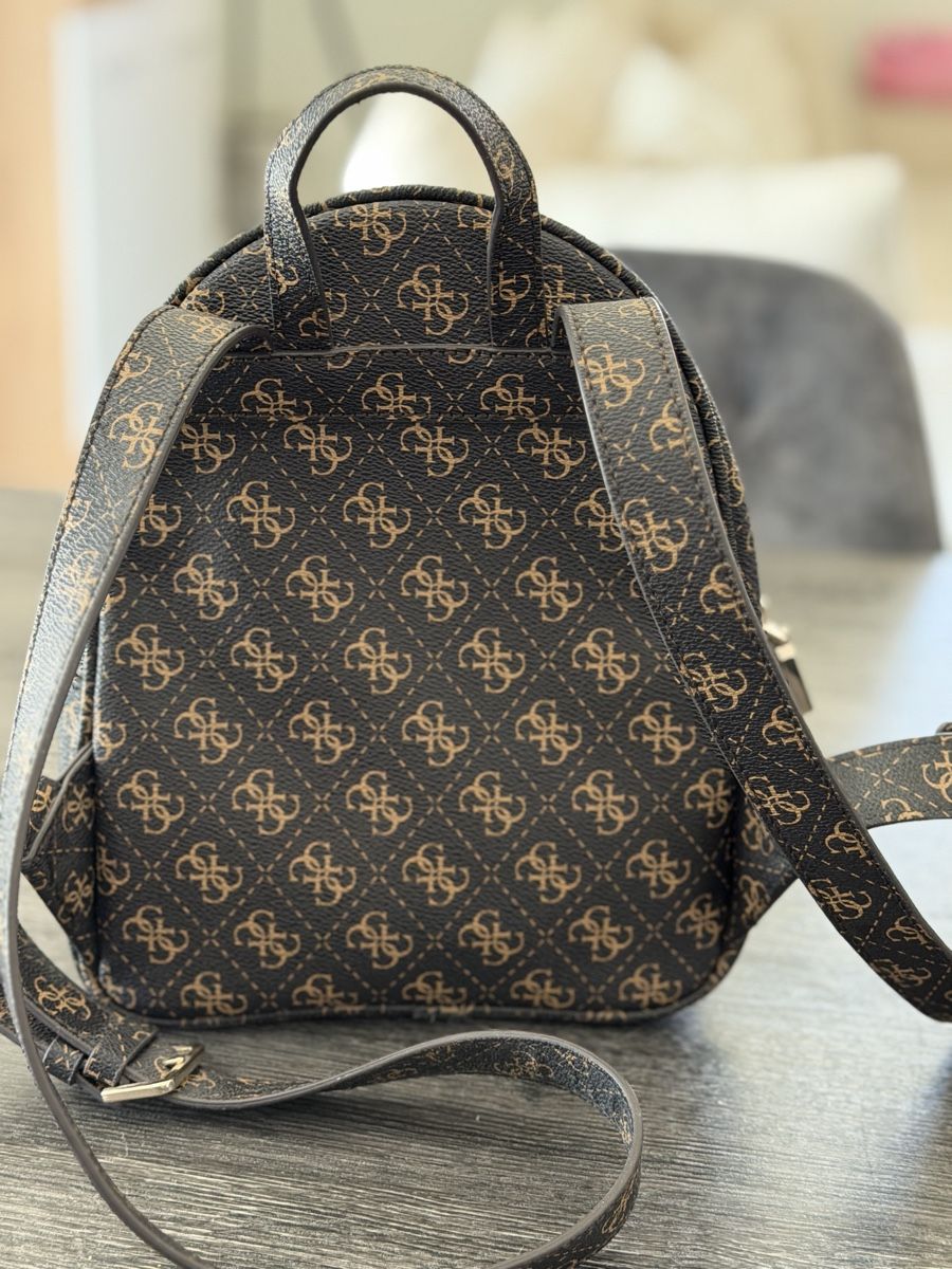 Guess Zaini: Sac à dos Guess logo monogramme marron – Usato da Châtel-St-Denis venduto da baumannlea21 1