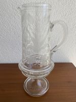 Dekorativer, hoher Glaskrug mit floralem Motiv