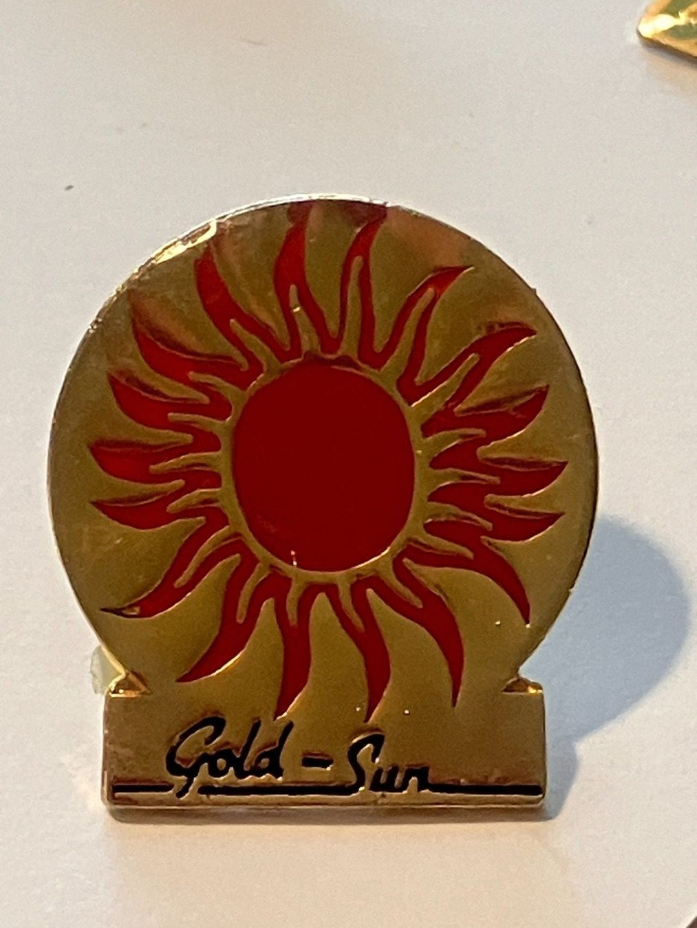 Placchette & Badge: 1 Pin Gold Sun – Usato da Basel venduto da djwwpp