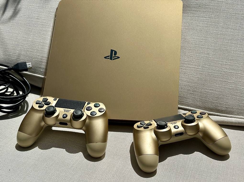Konsolen: Goldene PlayStation 4 Slim , 2 Controller  – Gebraucht aus Untereggen von ggu_6lfc 1