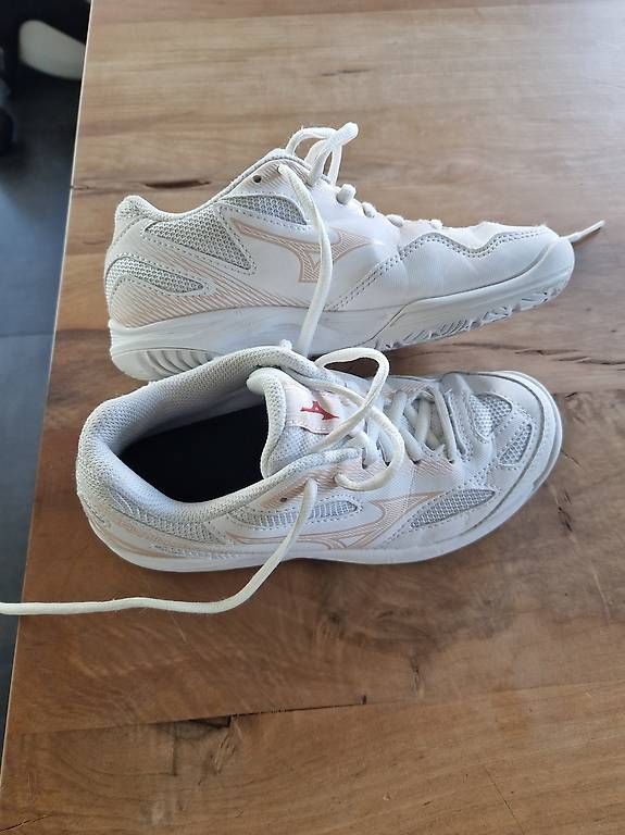 Asics Scarpe per ragazzi: Asics Hallenschuhe Gr.32.5 – Usato da Unterägeri venduto da Aegericity 2