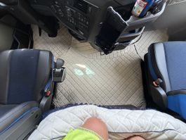 Bodenteppiche und Motorentunnel + Bett + Cockpit für Volvo F