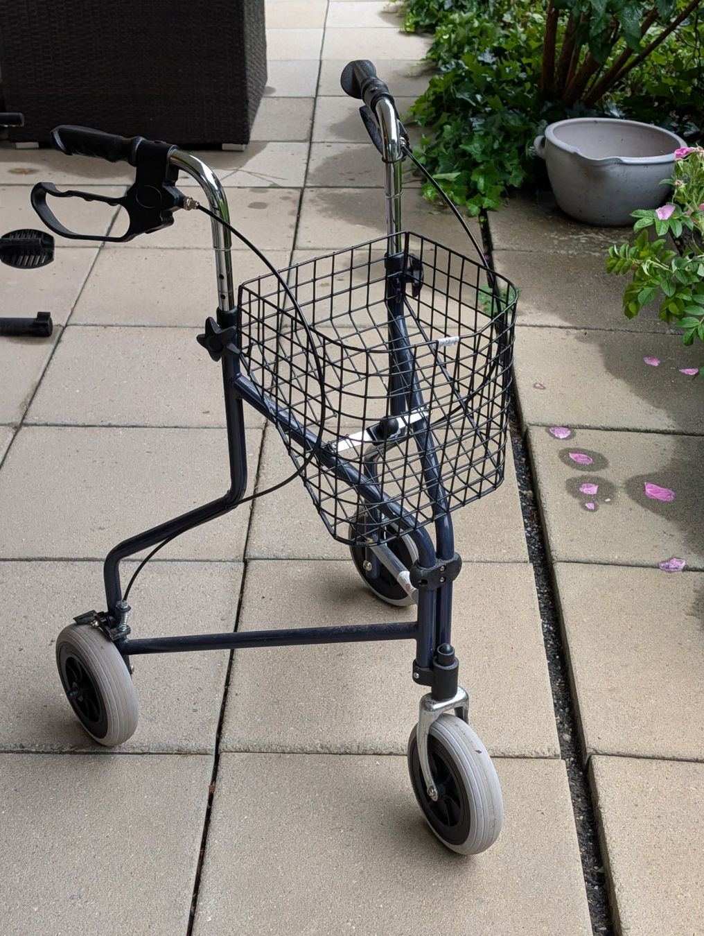 Gehhilfen: Gehhilfe mit Korb, blau, Metall – Gebraucht aus Herisau von apo_bxx7