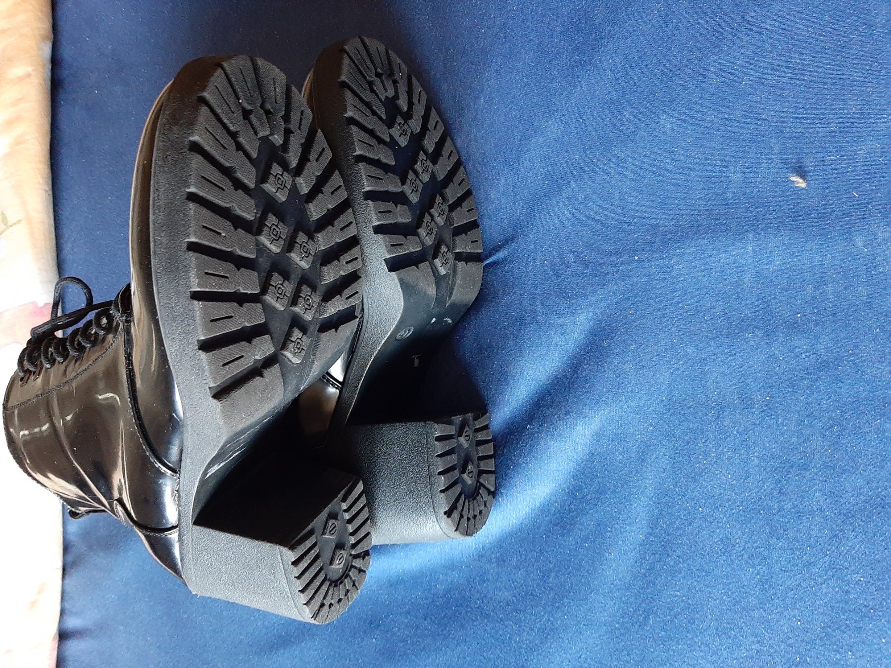 Cube Scarpe da donna: Schwarze Cube Lackstiefeletten, Gr. 41, neuwertig! – Nuovo (secondo la descrizione) da Basel venduto da kouki51 2