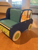 Buchregal für Kleinkinder in Form eines Autos