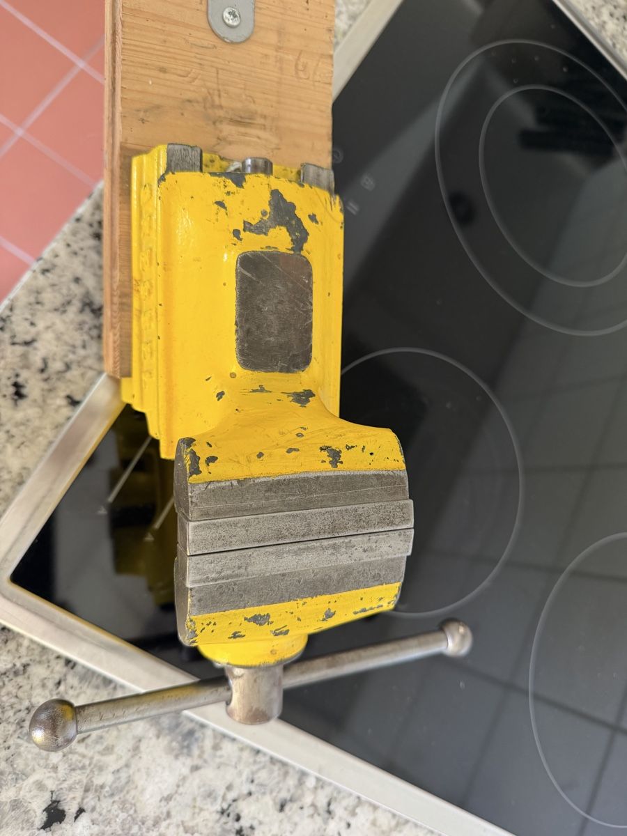 Gressel Tutti gli attrezzi: Gressel Elektrosulzer Schraubstock mit Holzblock gelb – Usato da Zürich venduto da sne.swiss 3