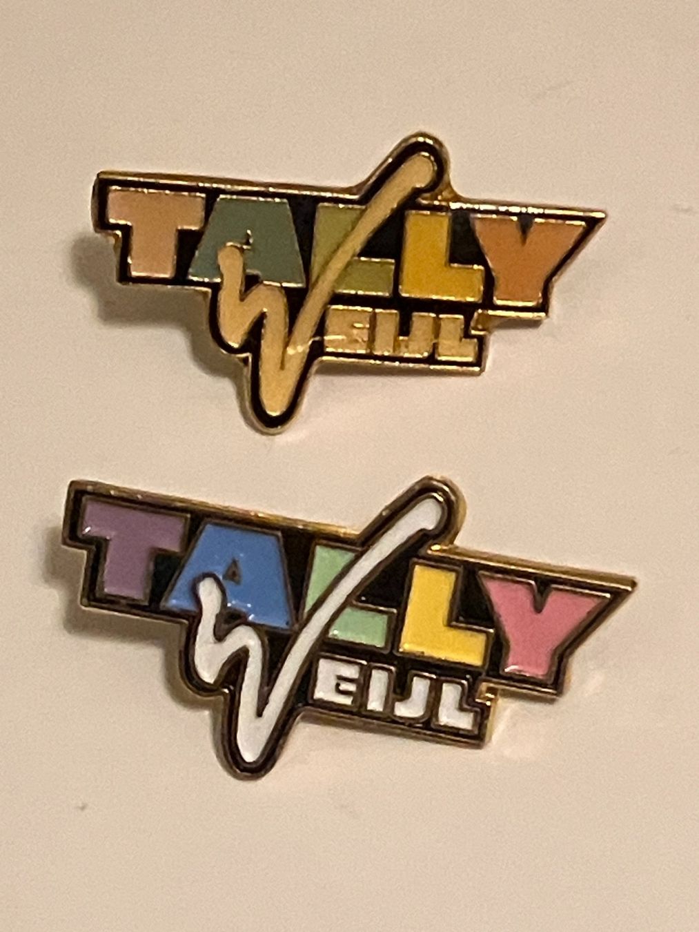 Placchette & Badge: 2 Pin Tally Weijl – Usato da Basel venduto da djwwpp