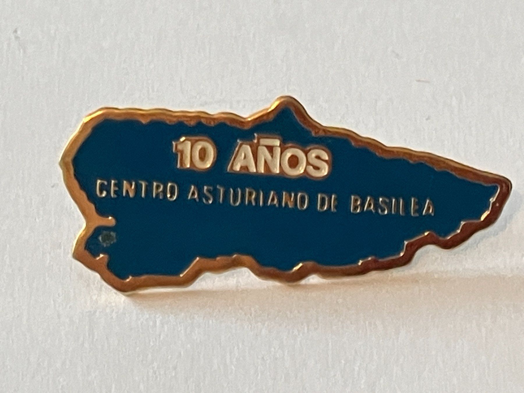 Plaketten & Abzeichen: 1 Pin Centro Astuirano de Basilea 10 Anos – Gebraucht aus Basel von djwwpp