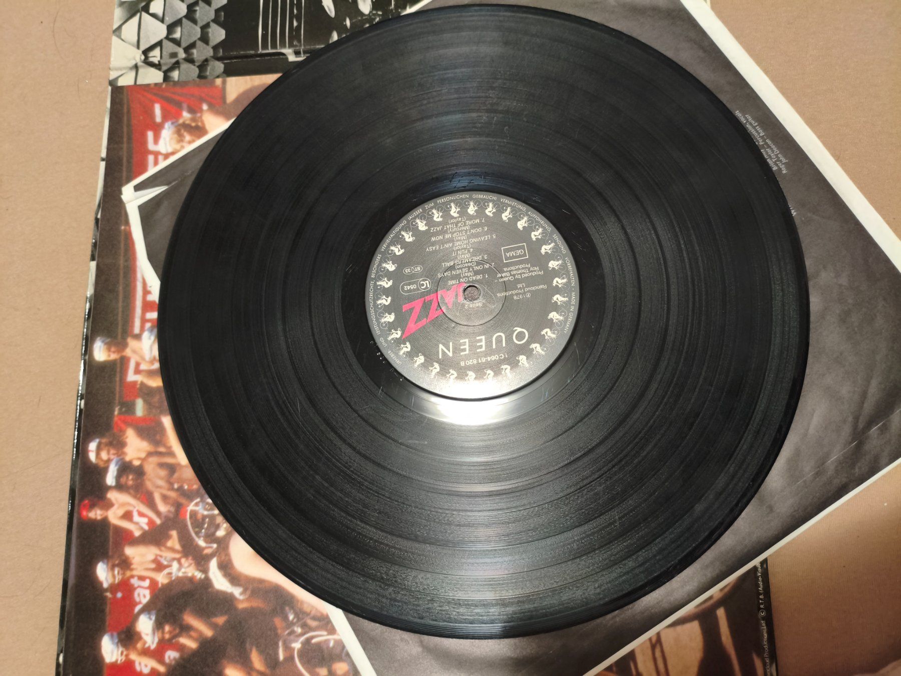 Dischi in vinile: Vinyle Queen avec le poster entier. – Usato da Noës venduto da sophelie 3