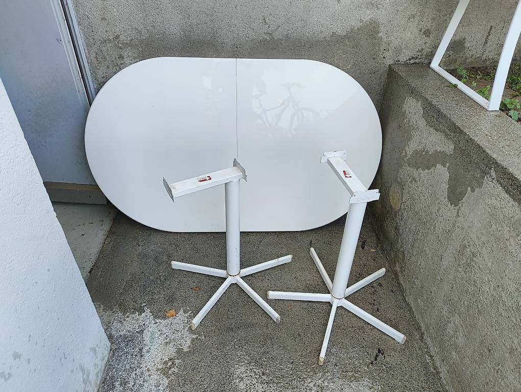 Set di tavolo e panche: alte Gartenmöbel aus Kunststoff – Usato da Günsberg venduto da Mikuro 1