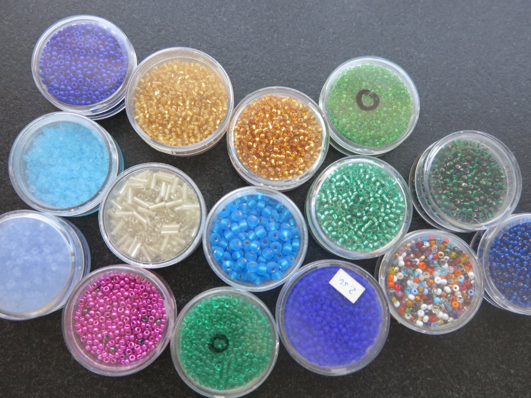 Perles (synthétiques): Rocailles Perlen 15 – Neuf (Voir description) à Büttikon AG par Kaebri 1