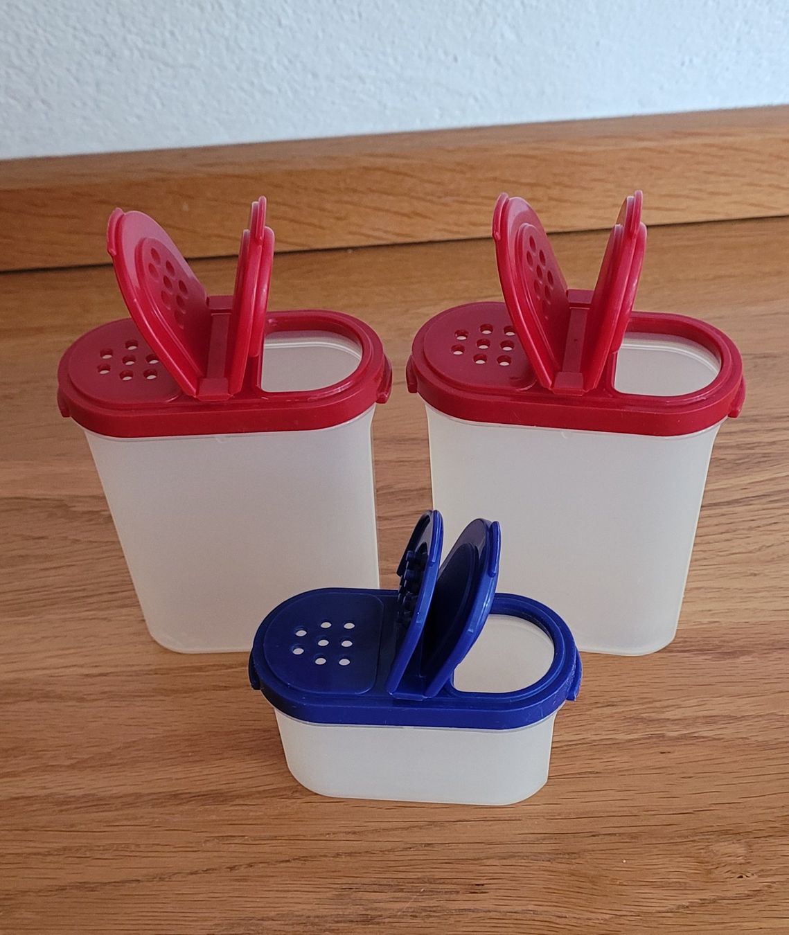 Tupperware Contenitori & Simili: 3 Tupperware Gewürzdosen / Streuer – Usato da Wetzikon ZH venduto da Zirben5 2