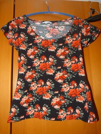Shirt von Amisu, Gr. 34, schwarz mit Rosenmuster