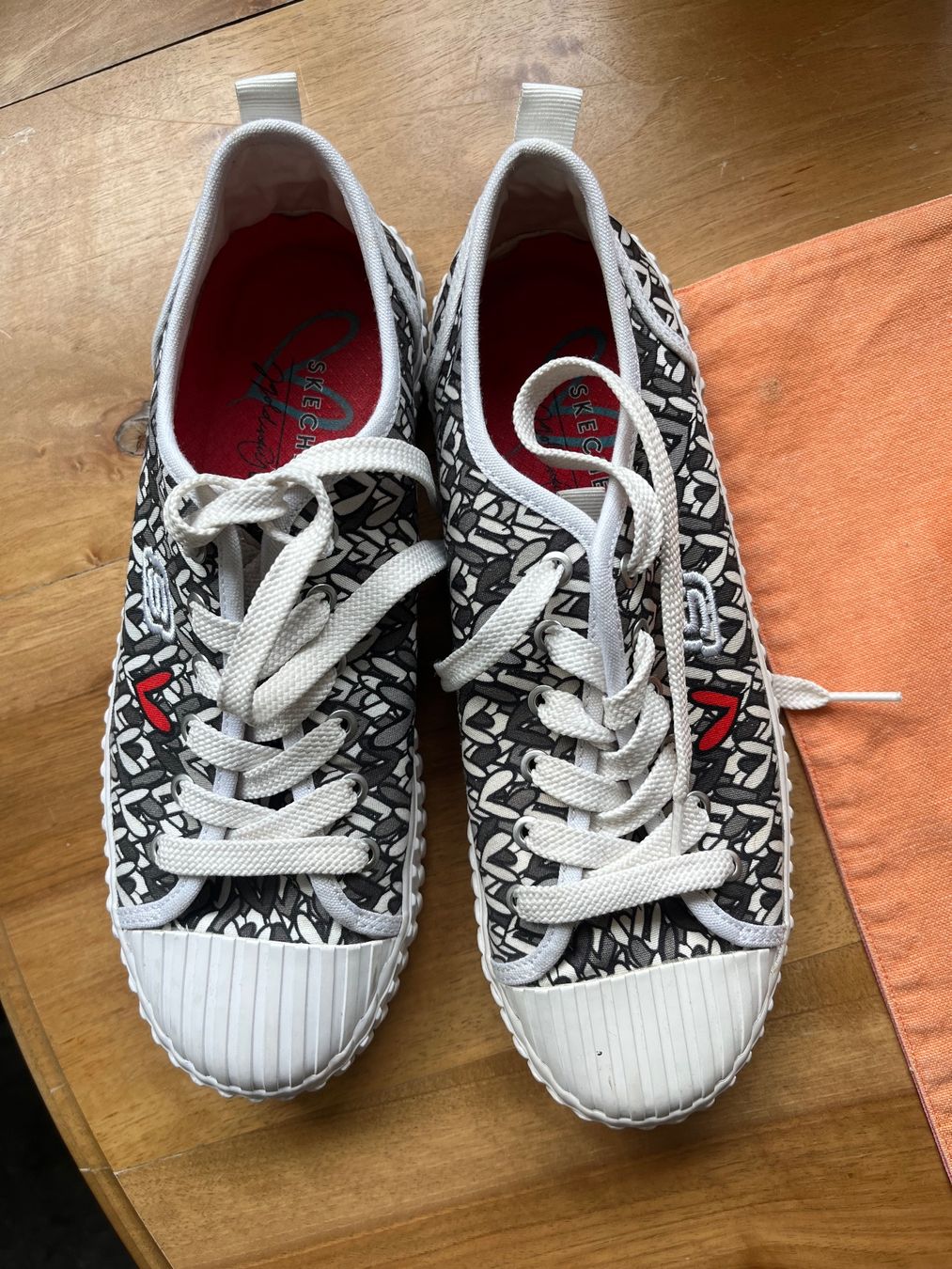 Skechers Scarpe da donna: Skechers Schwarz-Weiss – Usato da Zürich venduto da pizzobeatrice
