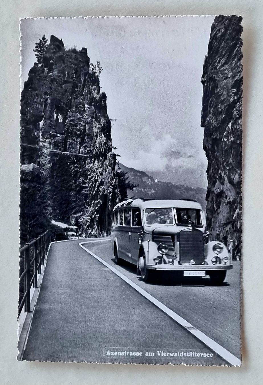 Cartoline postali: Axenstrasse - Reisebus - 1952 – Usato da Rothrist venduto da RROENK