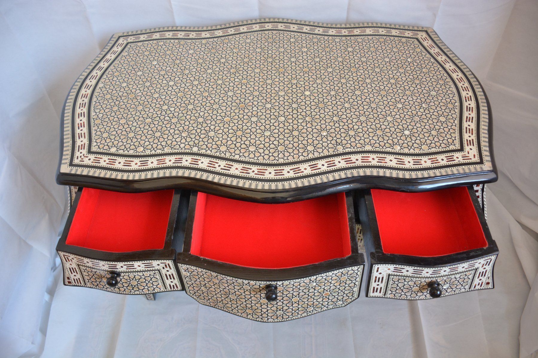 Scrivanie: Bureau nacrée  de style Louis XV. – Usato da geneve venduto da louisart 1
