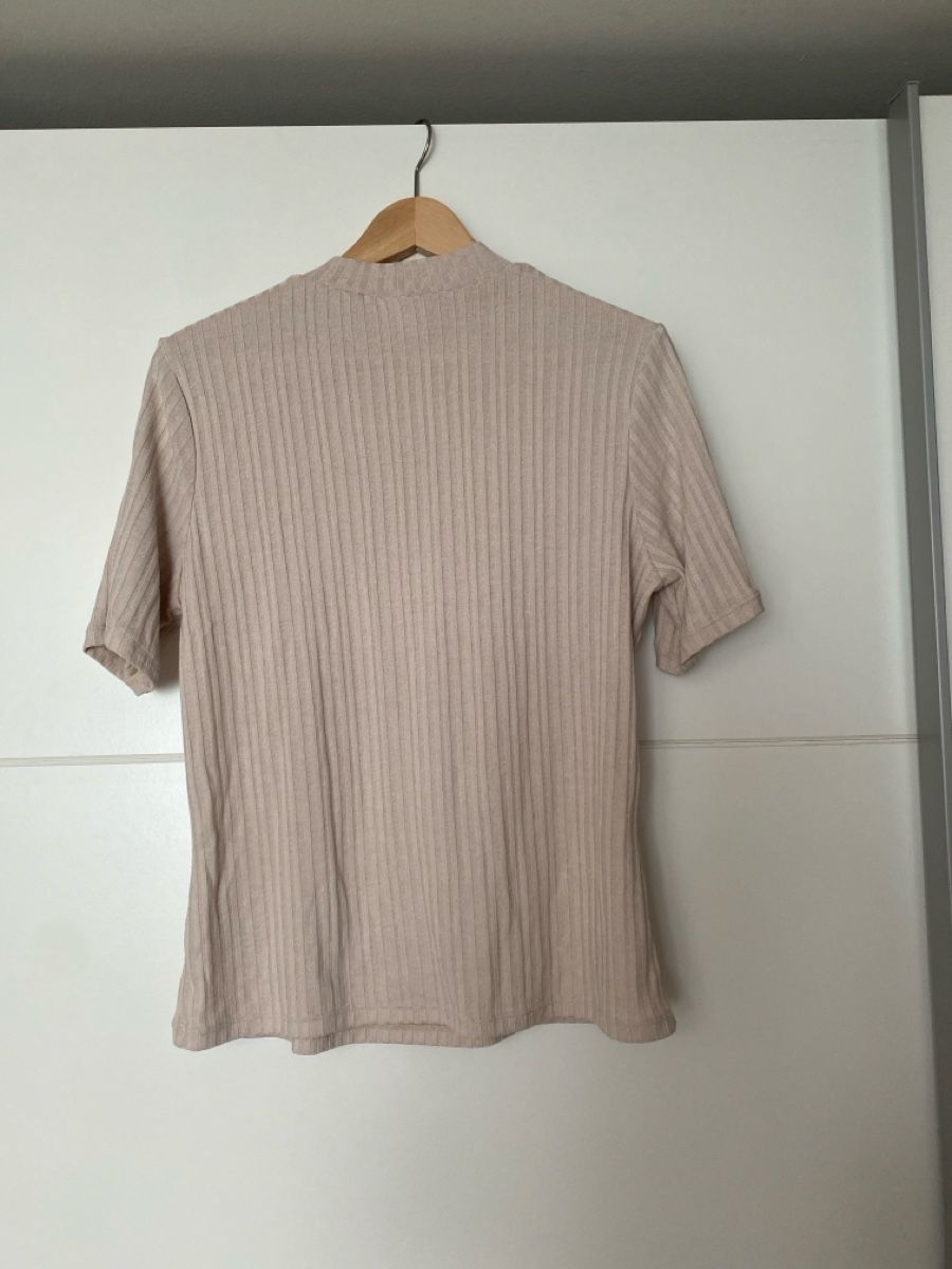 H&M T-Shirts: Damen Rippen Top beige Grösse L – Gebraucht aus Alpnach Dorf von melbb 2