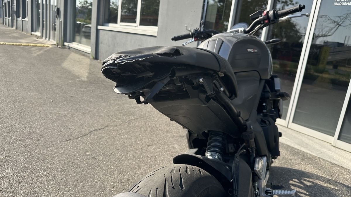 Triumph Strasse: Trimph Trident 660 ACCIDENTEE (2021) – Defekt aus Crissier von hadrien_lp 6