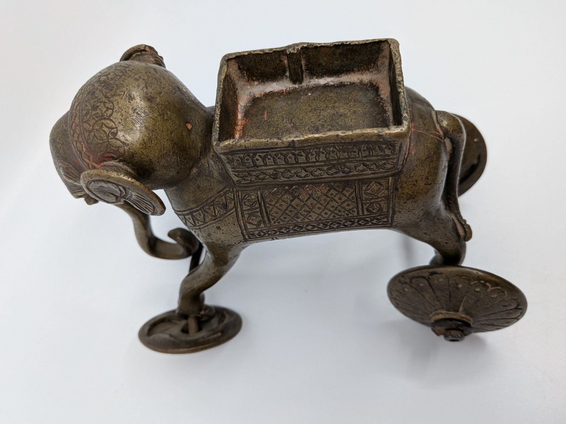 Sculture & Statue: Bronze oder Messing Elefant auf Rädern, Indien ? Nepal ? – Usato da Emmen venduto da Brockofsky 6