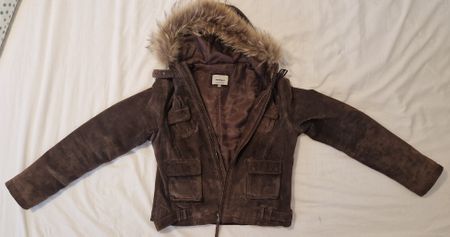 Giacca in pelle marrone con cappuccio