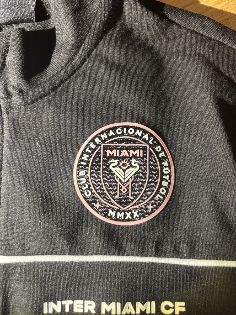Bershka T-shirt: BERSHKA x INTER MIAMI zip up top – Nuovo (secondo la descrizione) da Lavigny venduto da bea_26wd 2