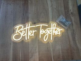 Neon Schild „better together“