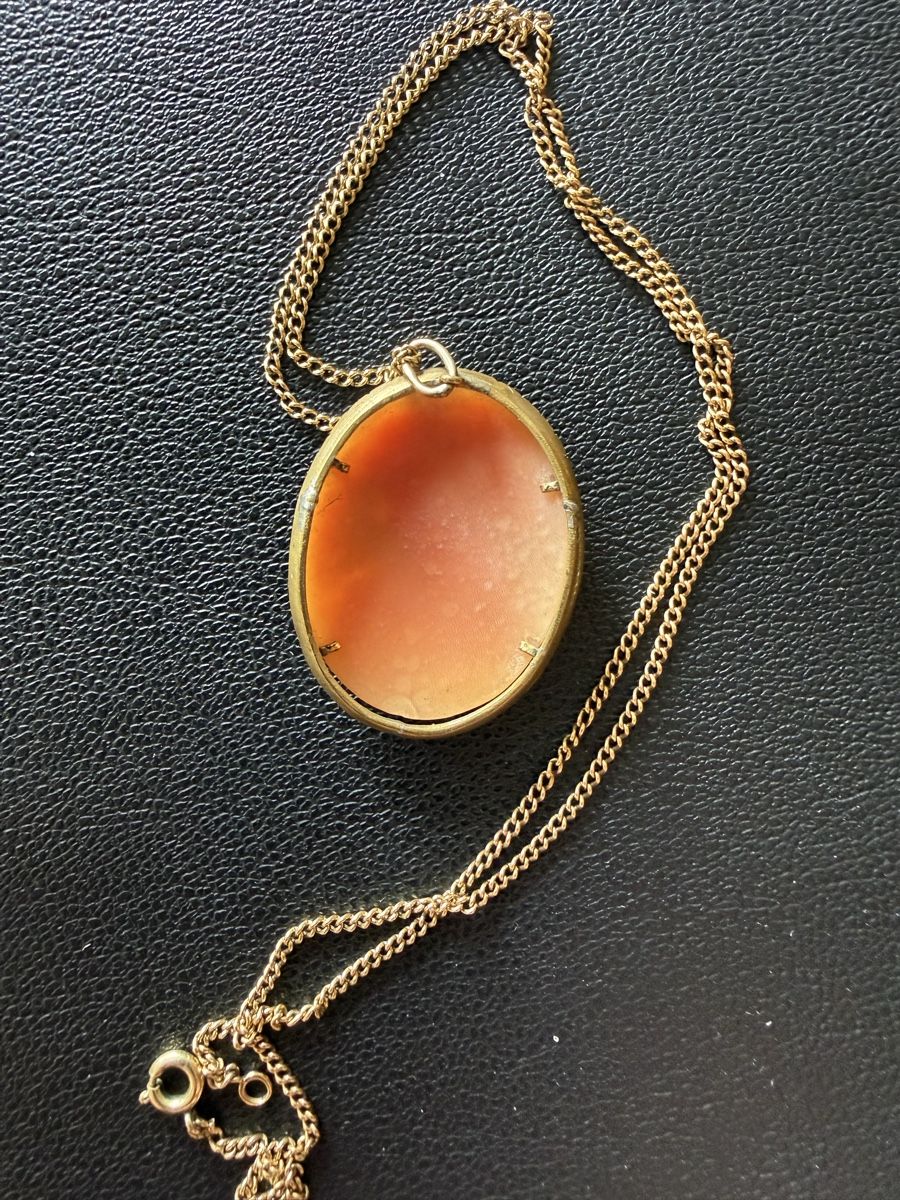 Anhänger: Pendentif camée et chaînette dorée – Gebraucht aus Les Bayards von aout 3