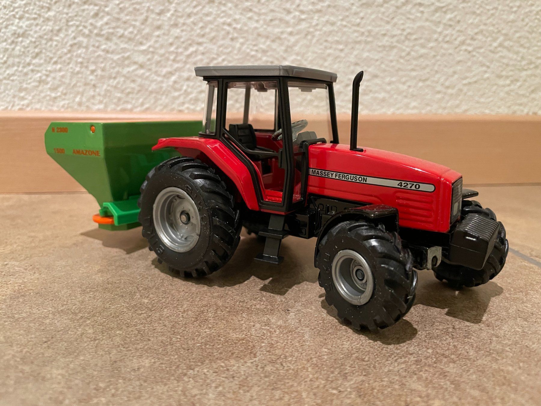 Massey Ferguson Trattori: SIKU Massey Ferguson 4270 / Amazone – Nuovo e nell'imballaggio originale da Kreuzlingen venduto da Stefan1150 1