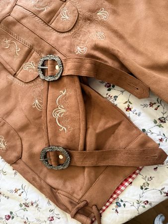 Stylische Trachten Lederhose für Damen – perfekt für Oktober