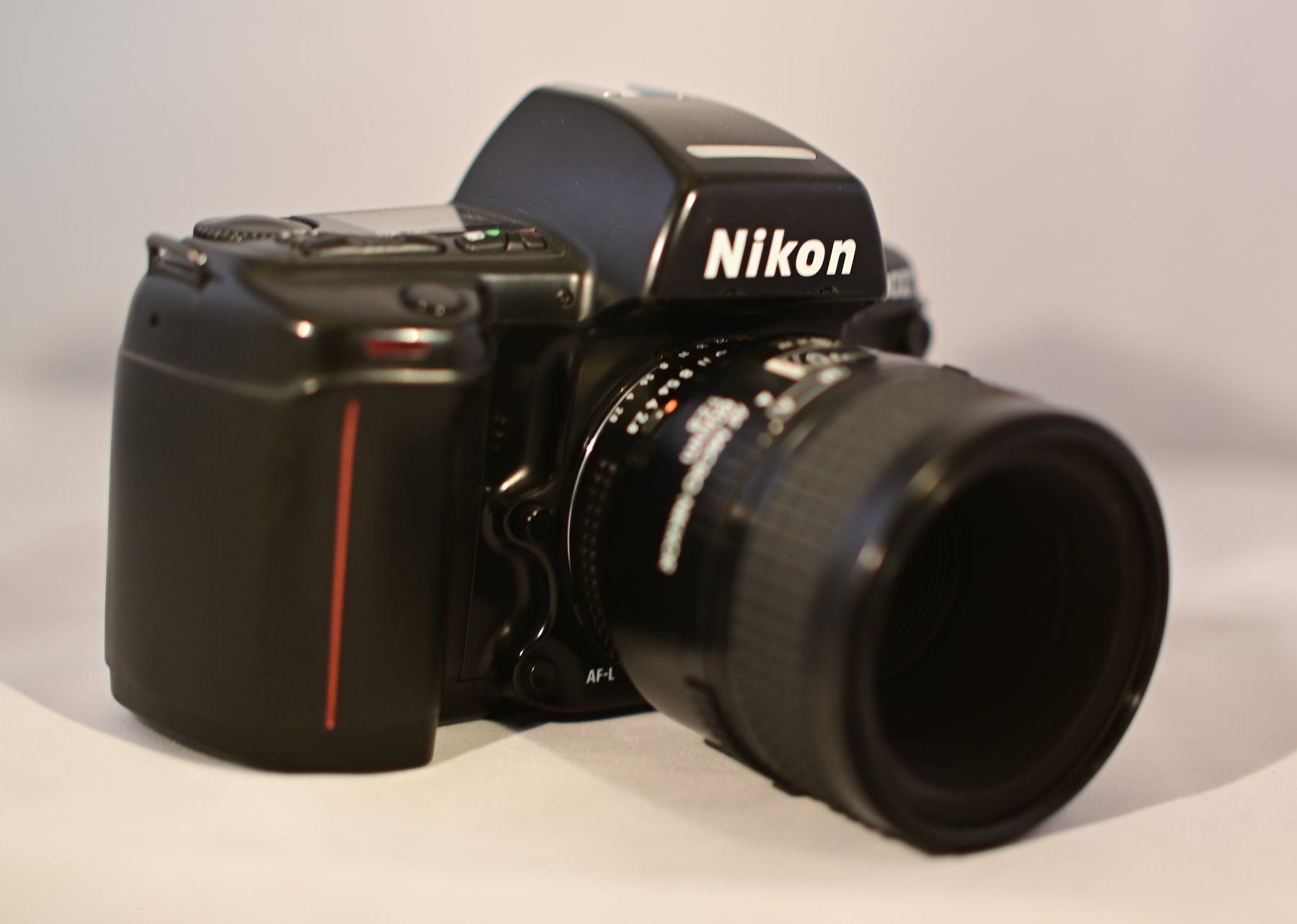 Nikon Appareil photo: Nikon F90X mit Macro Objektiv – D'occasion à Uster par Stoessda
