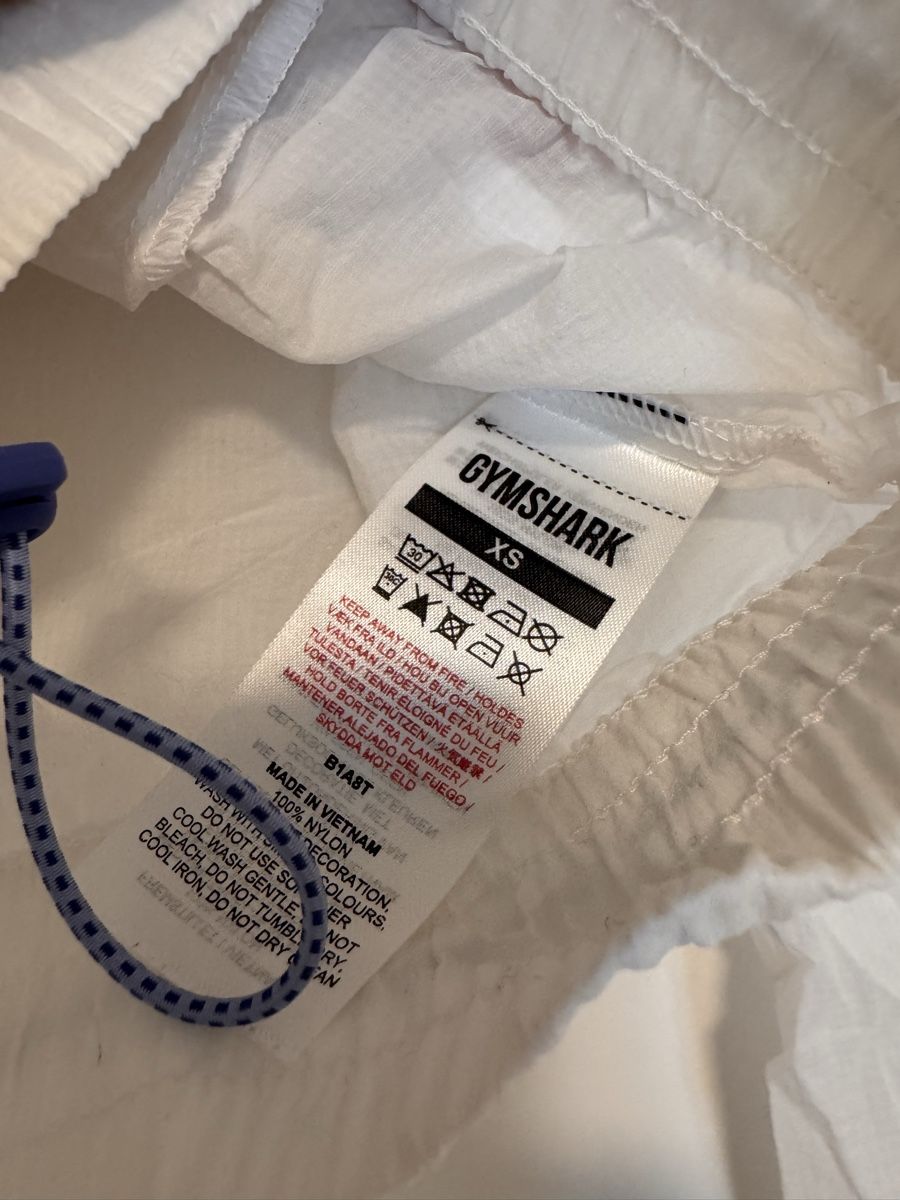 Gymshark Giacche: Gymshark white wind breaker size XS – Usato da Dübendorf venduto da ClaraS. 8