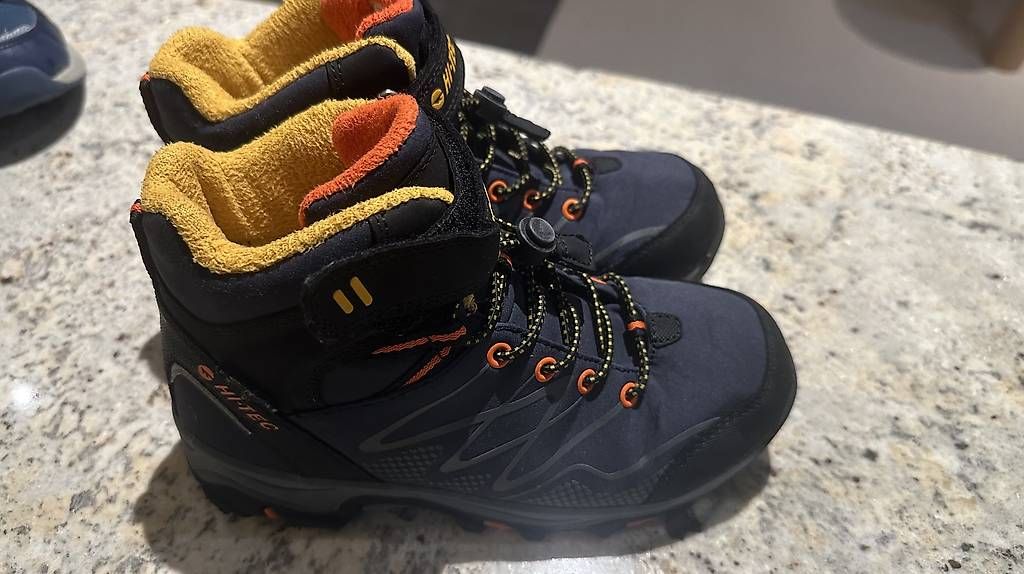 Scarpe per ragazzi: Wanderschuhe hoch, gefüttert Gr.34 – Usato da Pfäffikon ZH venduto da Ekgv 1