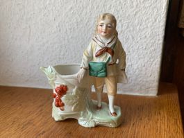 Antike Keramikfigur, Junge mit Vase oder für Zahnstocher
