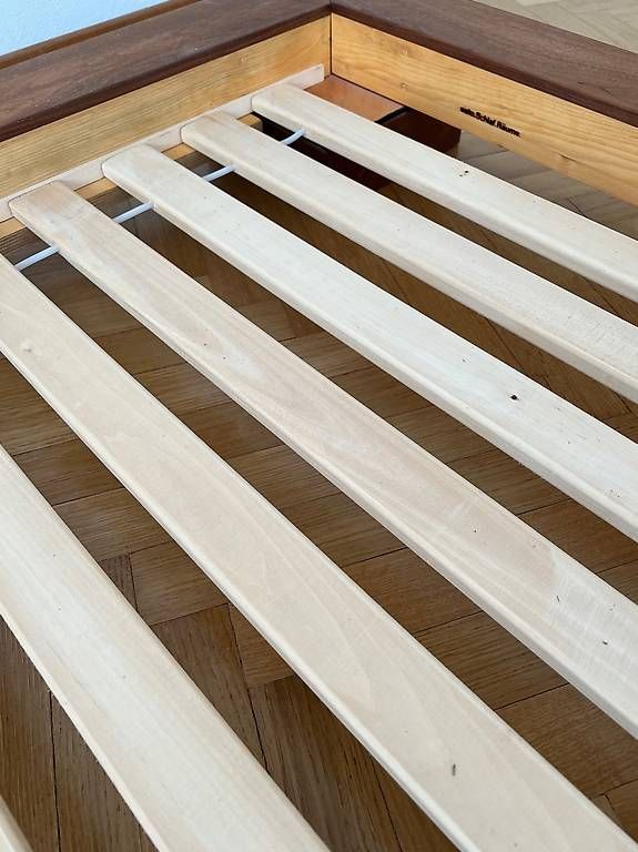 Betten: Doppelbett aus Nussbaumholz – Gebraucht aus Zug von pag_2f72 2
