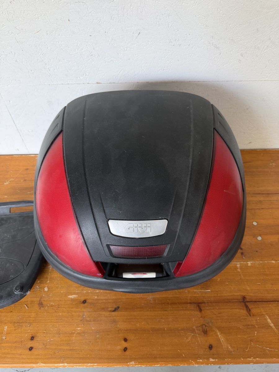 Givi Topcase: GIVI Motorrad Top Case / Koffer  – Usato da Gurmels venduto da SwissShop21 1