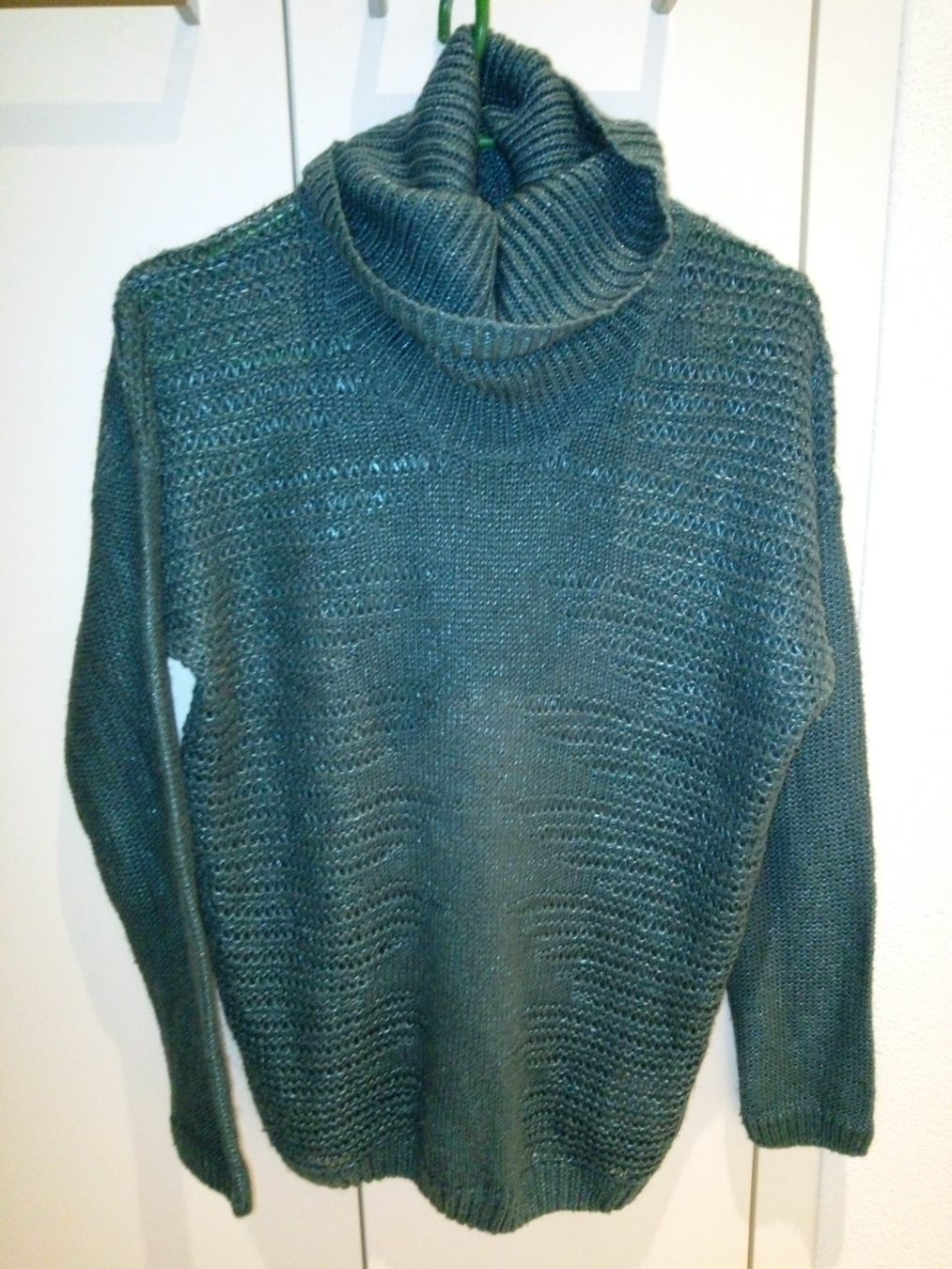C&A Pullover & Sweatshirts: Kuscheliger dunkelgrüner Strickpullover mit Rollkragen, in M – Gebraucht aus Schwyz von s.verkauf