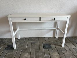 Bureau blanc avec tiroirs et passe-cable