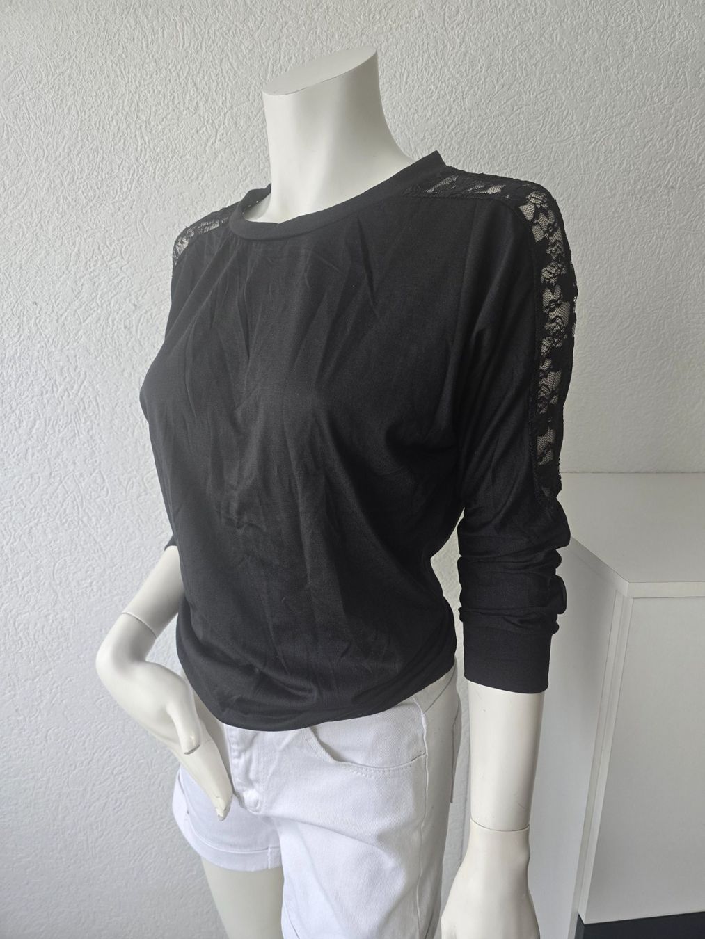 Top: Pull noir et dentelle T-S Neuf – Nuovo e nell'imballaggio originale da Les Verrières venduto da kitel79 1